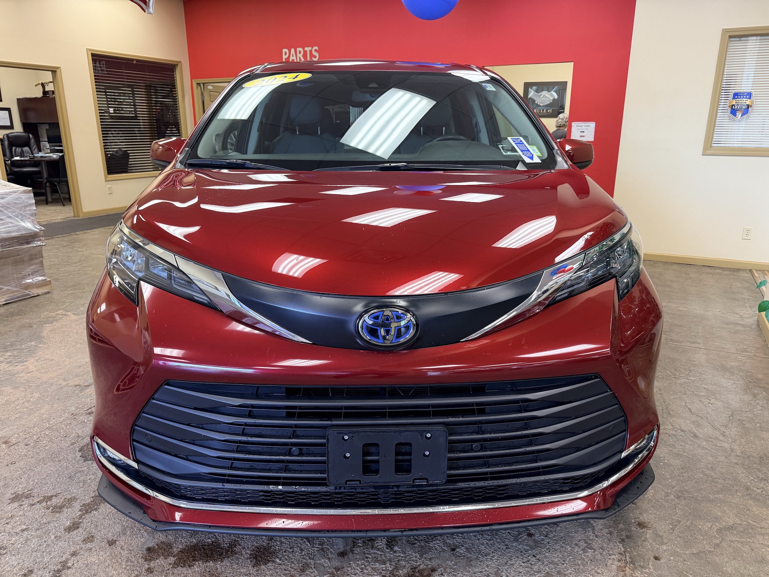 Used 2024 Toyota Sienna XLE w/ XLE Plus Package AWD/4WD image 2