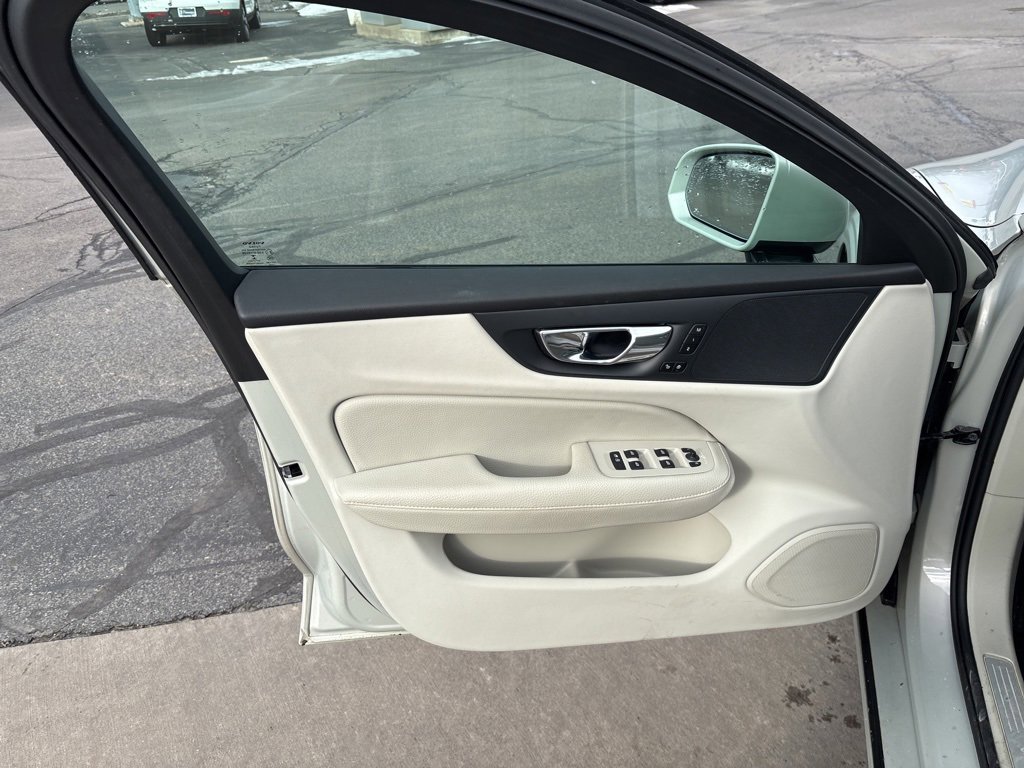 Used 2019 Volvo S60 T6 Momentum w/ Premium Package image 15