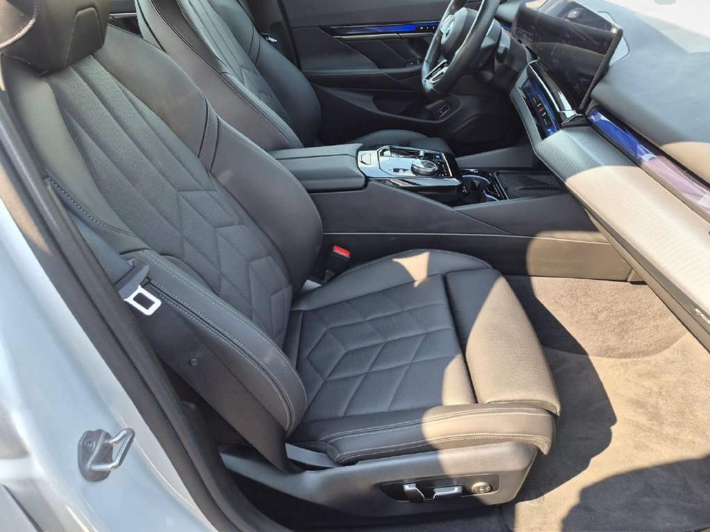 Used 2024 BMW i5 eDrive40i w/ M Sport Package RWD image 29