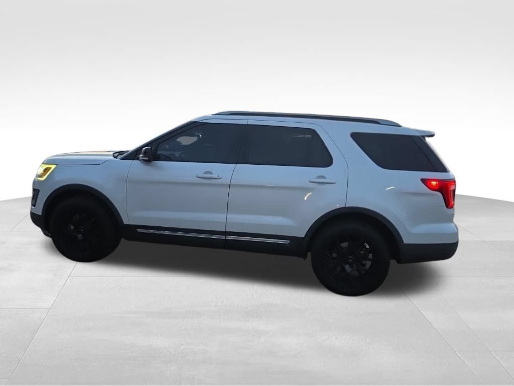 Used 2016 Ford Explorer XLT w/ Equipment Group 202A AWD/4WD image 16