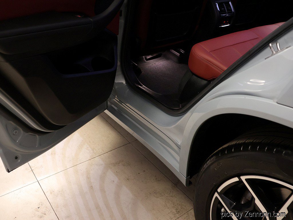 Used 2023 BMW X4 xDrive30i w/ M Sport Package AWD/4WD image 27