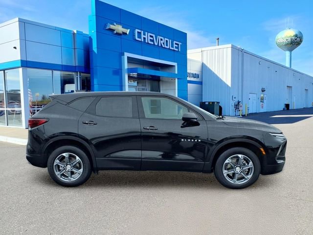 Used 2025 Chevrolet Blazer LT AWD/4WD image 2
