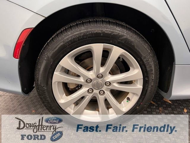 Used 2015 Chrysler 200 Limited image 17