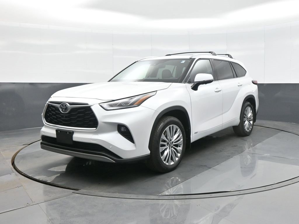 Certified 2025 Toyota Highlander Platinum image 3