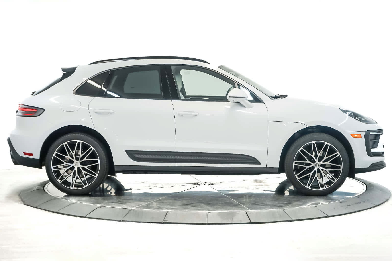 Certified 2026 Porsche Macan AWD/4WD image 8