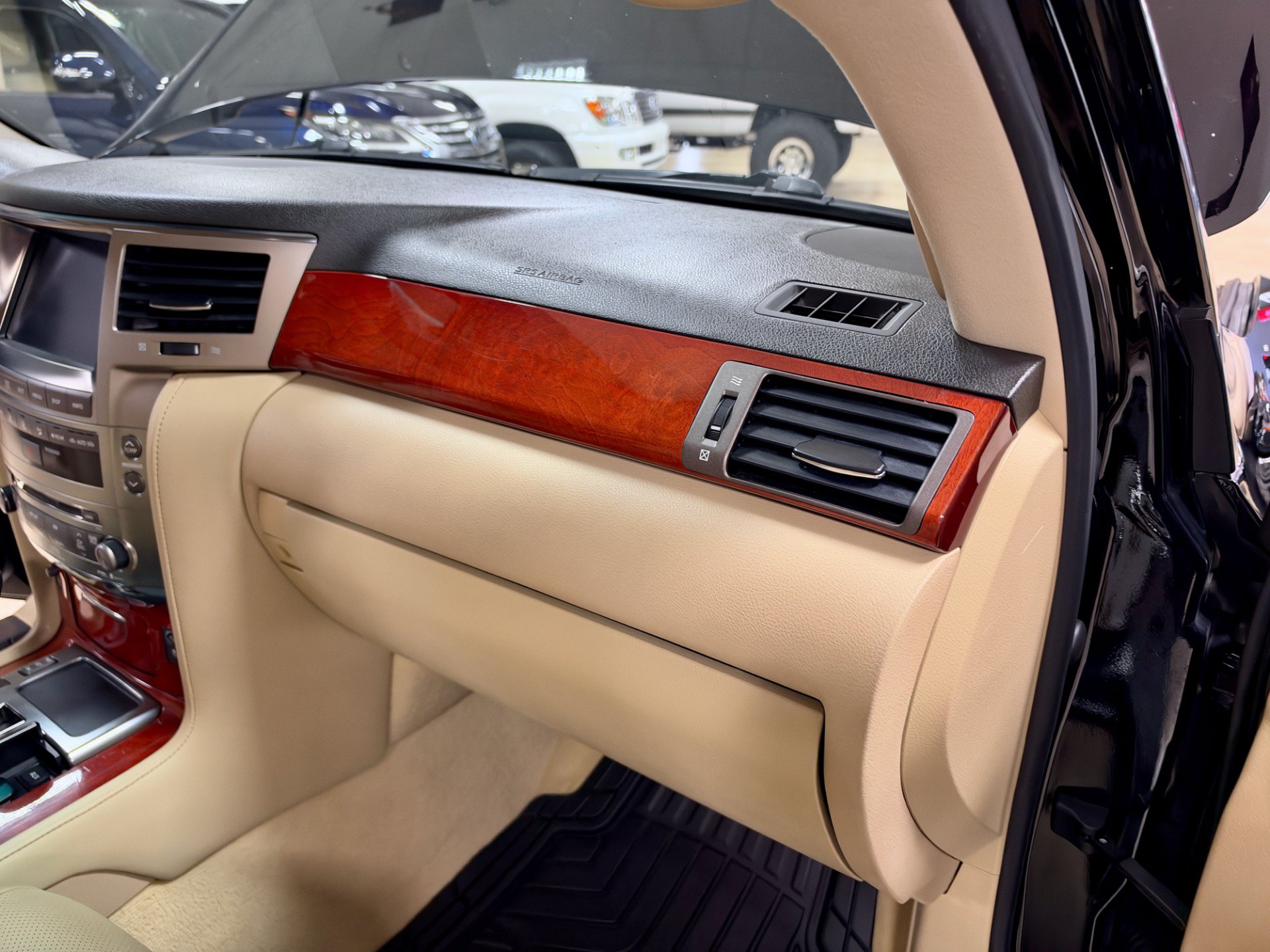 Used 2009 Lexus LX 570 4WD w/ Preferred Accessory Pkg image 24