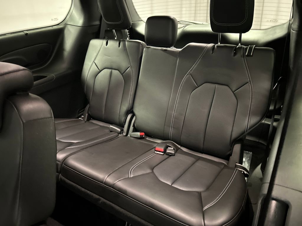Used 2025 Chrysler Pacifica Select w/ Uconnect Theater Family Group image 24