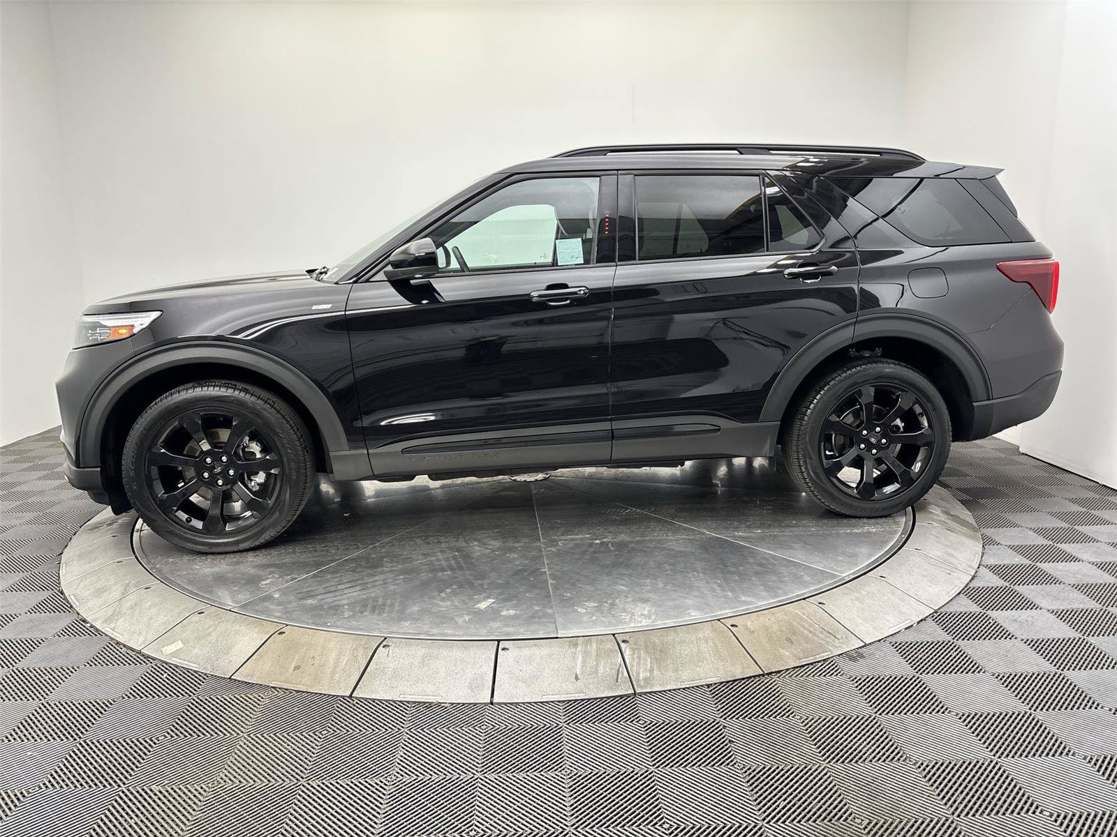 Used 2023 Ford Explorer ST-Line w/ Class IV Trailer Tow Package AWD/4WD image 16