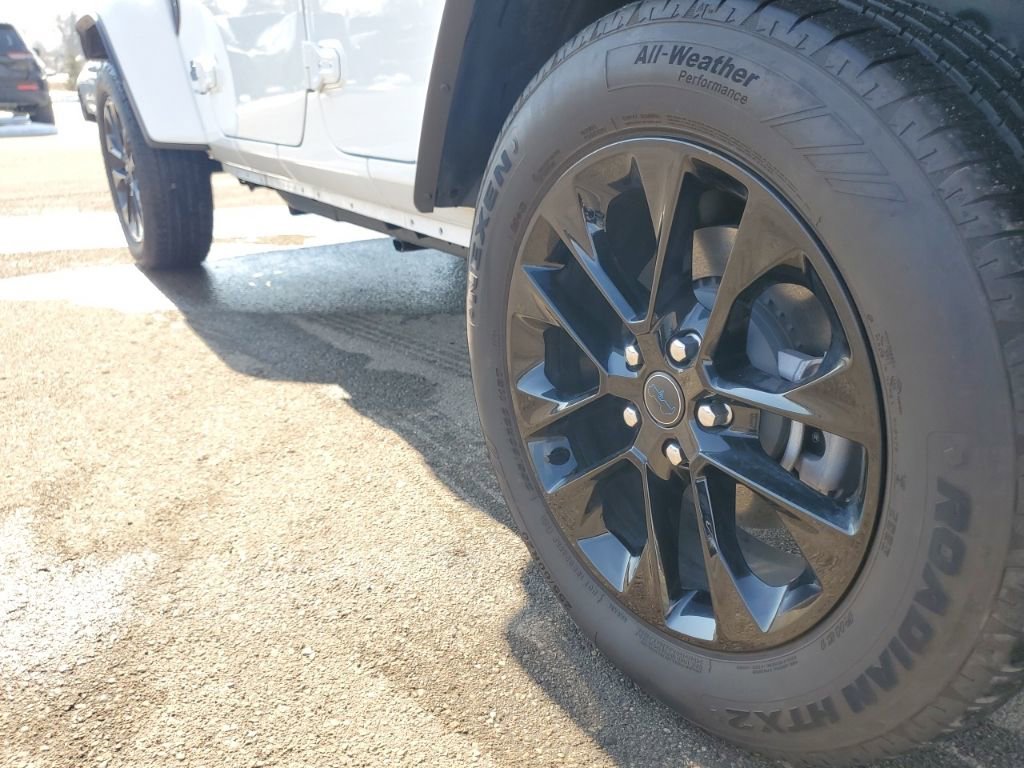 Used 2025 Jeep Wrangler Unlimited Sahara w/ Safety Group image 32