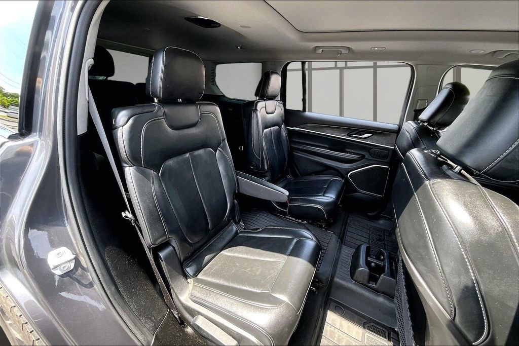 Used 2022 Jeep Grand Cherokee L Limited w/ Black Appearance Package AWD/4WD image 27