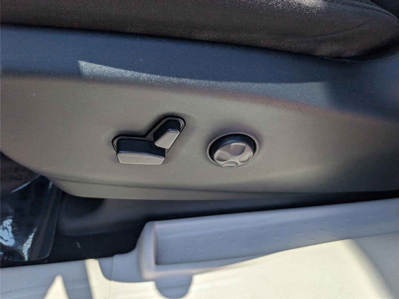 Used 2023 Chrysler Voyager LX FWD image 20