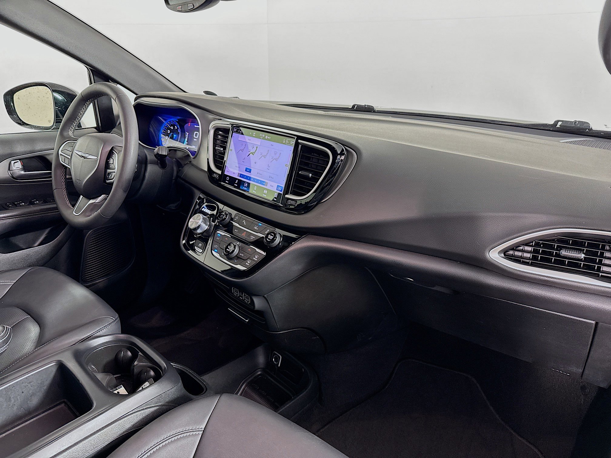 Used 2025 Chrysler Pacifica Select image 37