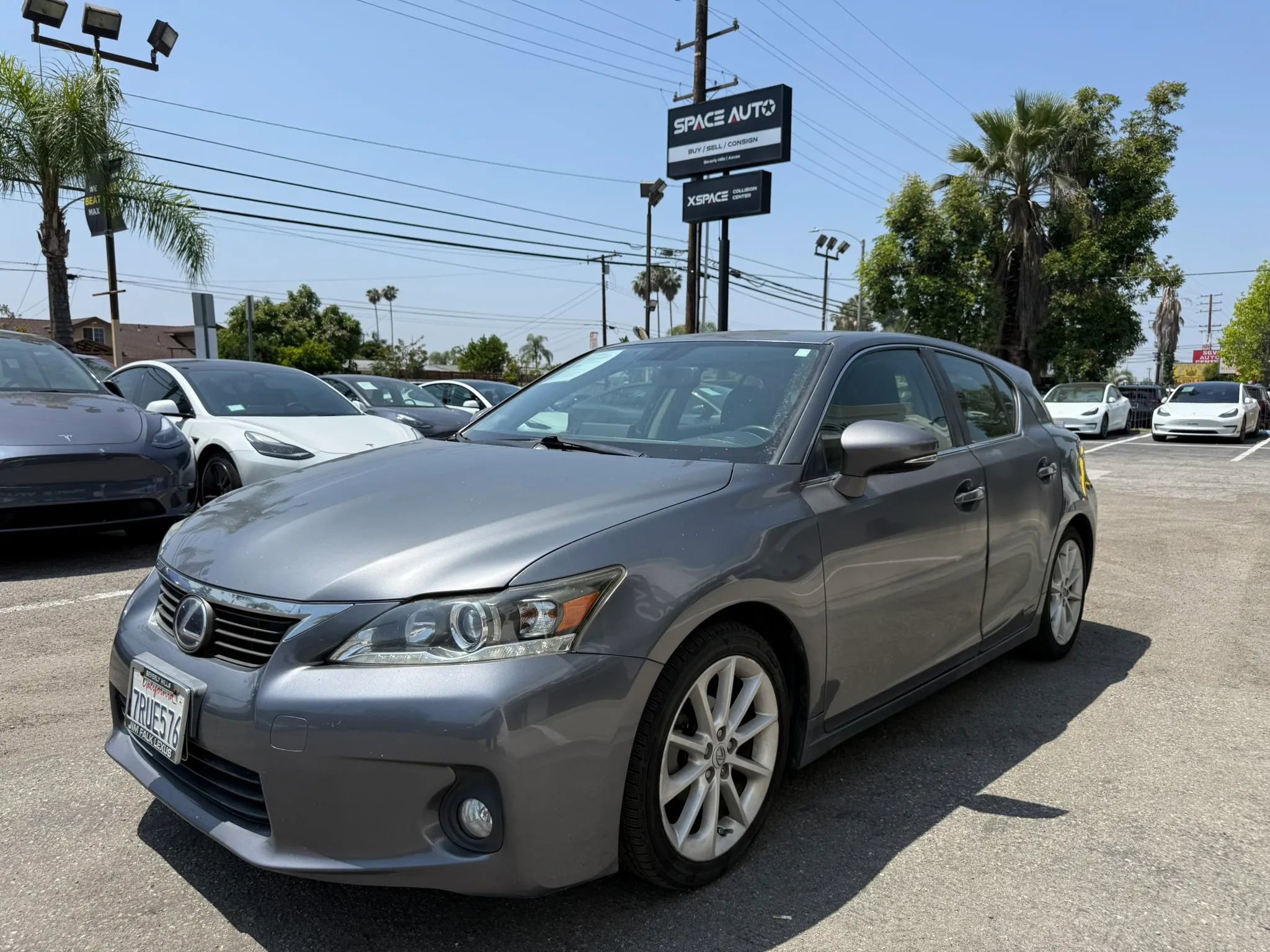 Used 2013 Lexus CT 200h w/ Premium Pkg w/Navigation FWD image 2