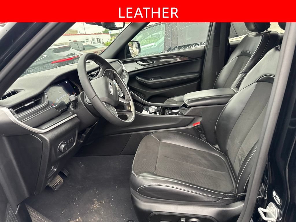 Used 2023 Jeep Grand Cherokee Altitude AWD/4WD image 5
