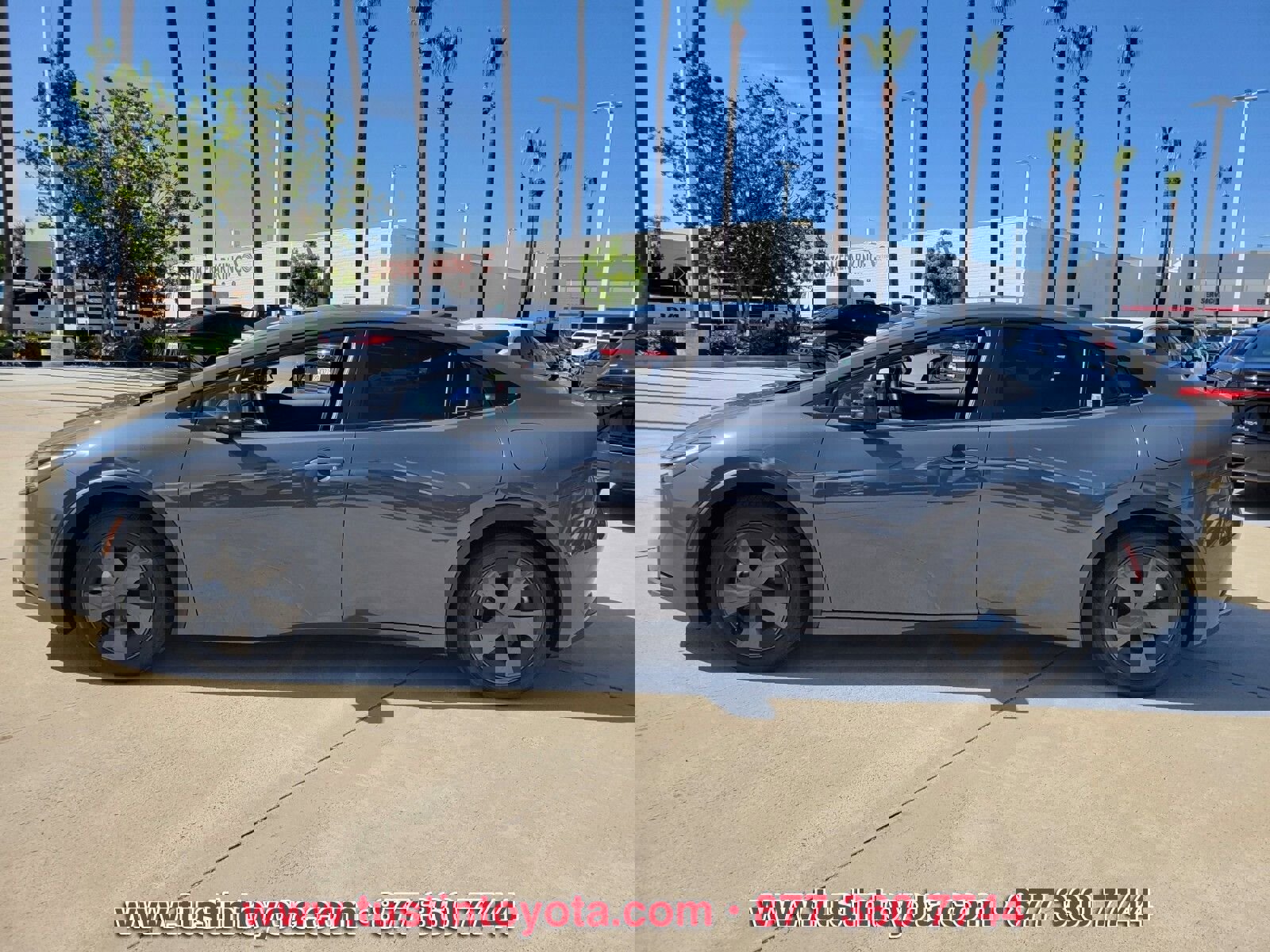 Used 2024 Toyota Prius LE FWD image 7