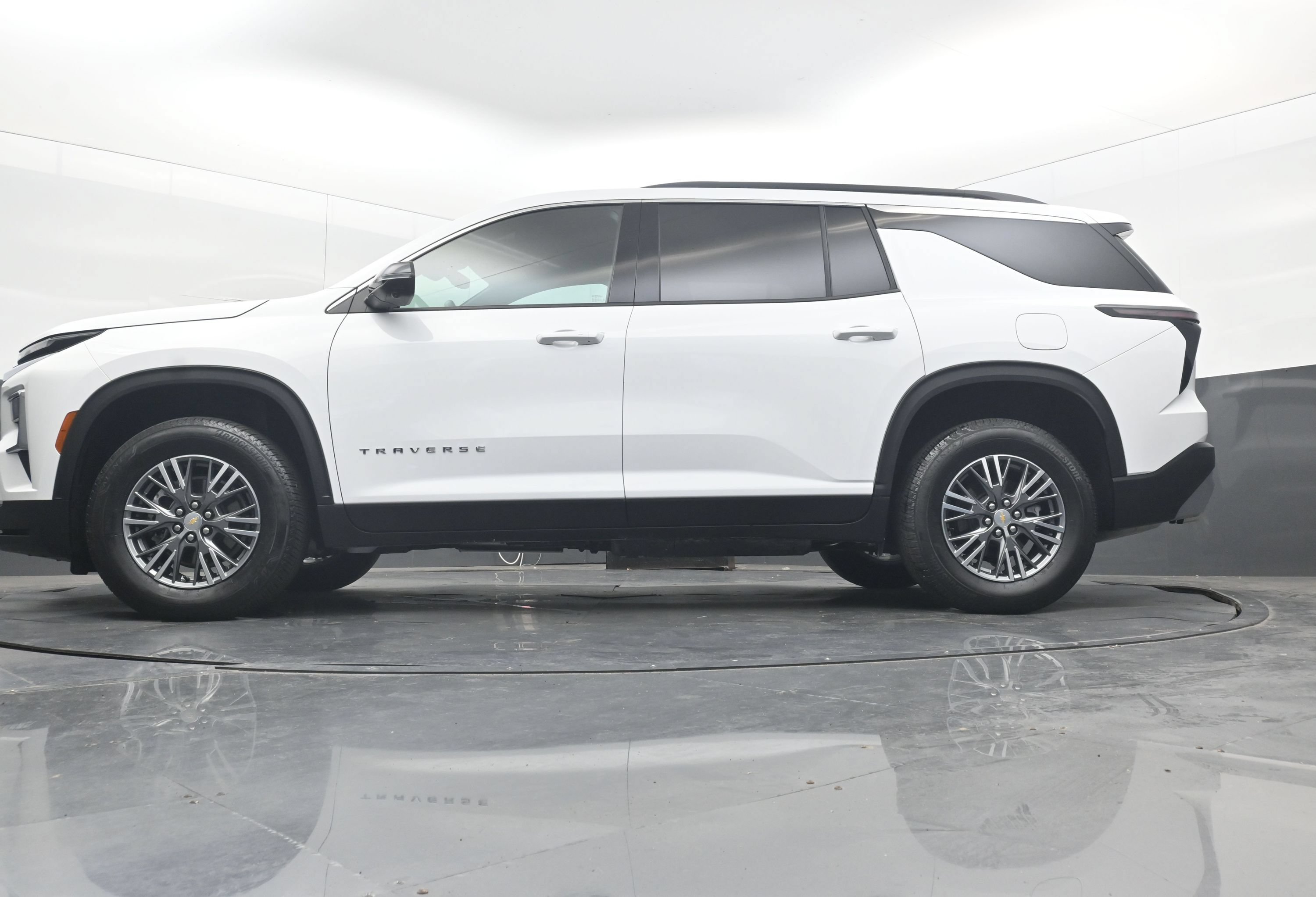 Certified 2026 Chevrolet Traverse LT w/ Driver Confidence Package FWD image 32