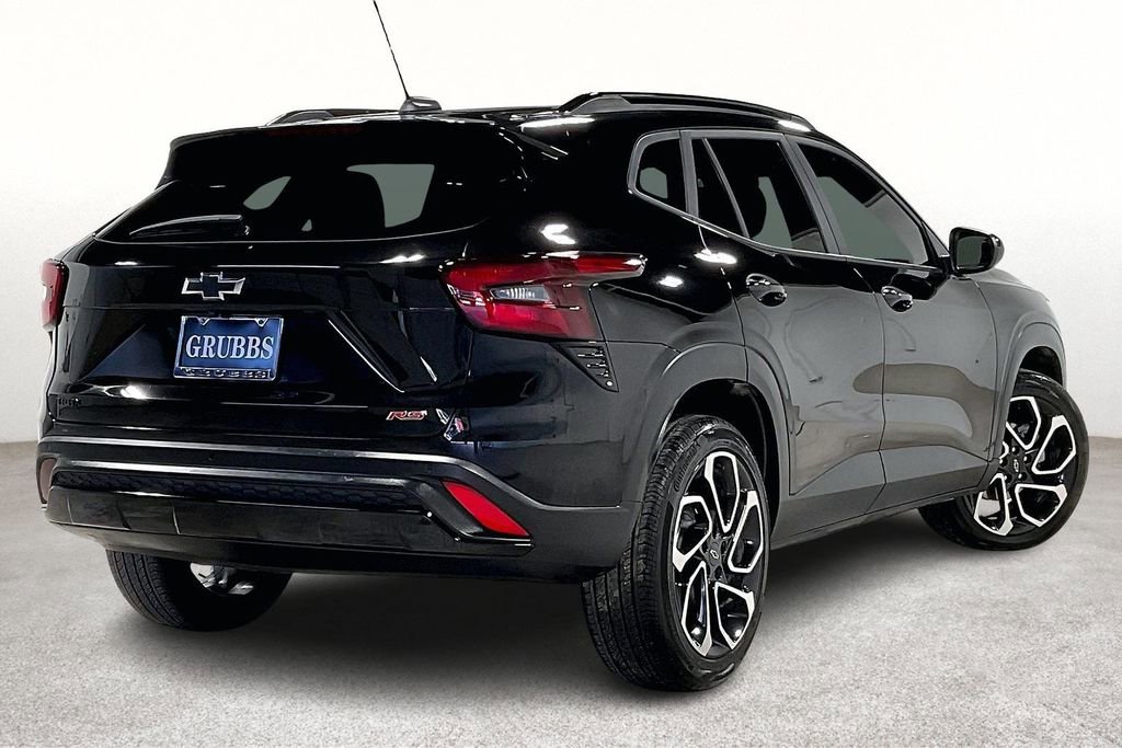 Used 2025 Chevrolet Trax RS w/ Sunroof Package image 2