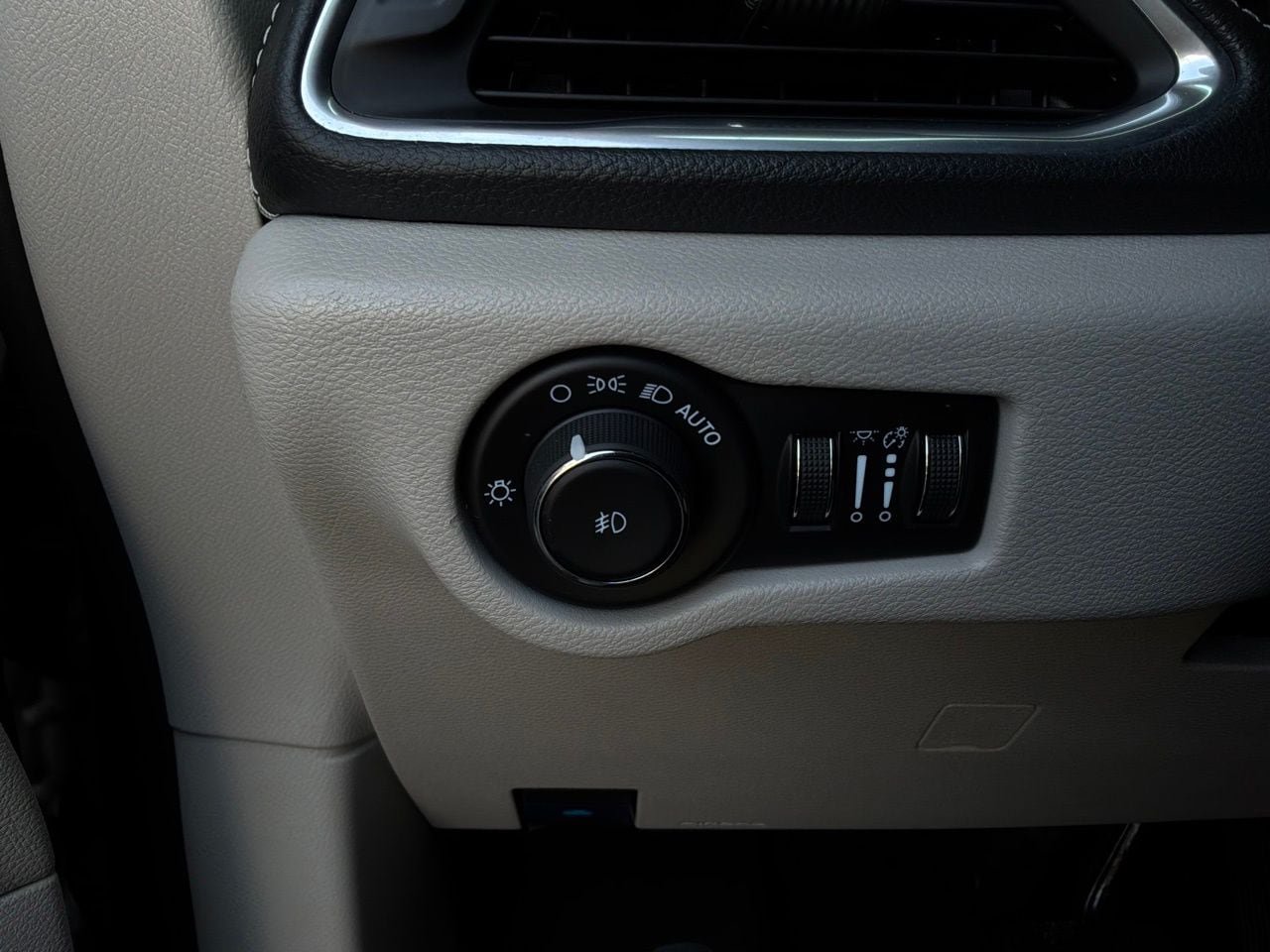 Used 2023 Chrysler Pacifica Limited FWD image 33