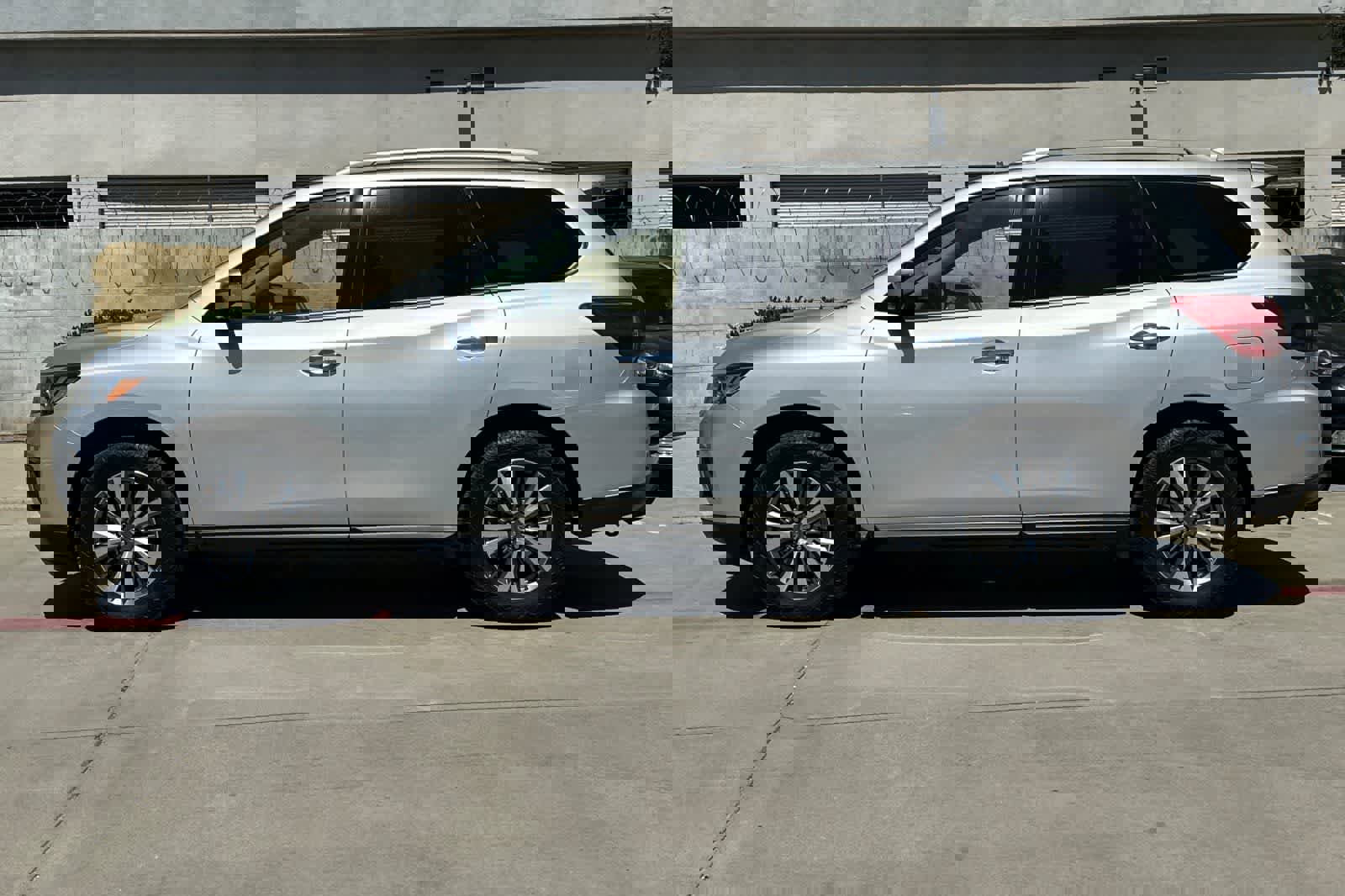 Used 2019 Nissan Pathfinder SL image 6