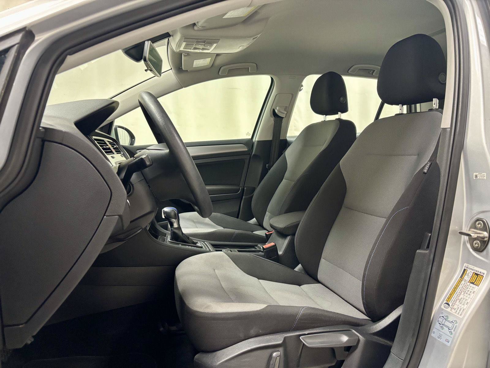 Used 2016 Volkswagen e-Golf SE FWD image 11