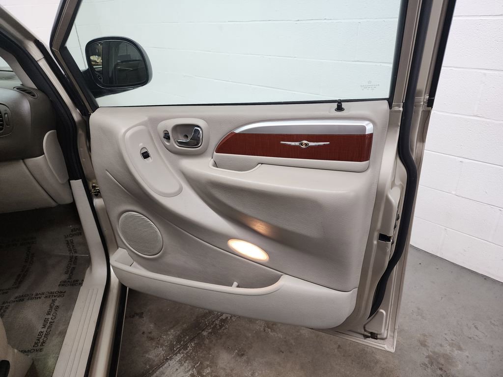 Used 2006 Chrysler Town & Country Limited w/ Trailer Tow Prep Group FWD image 26