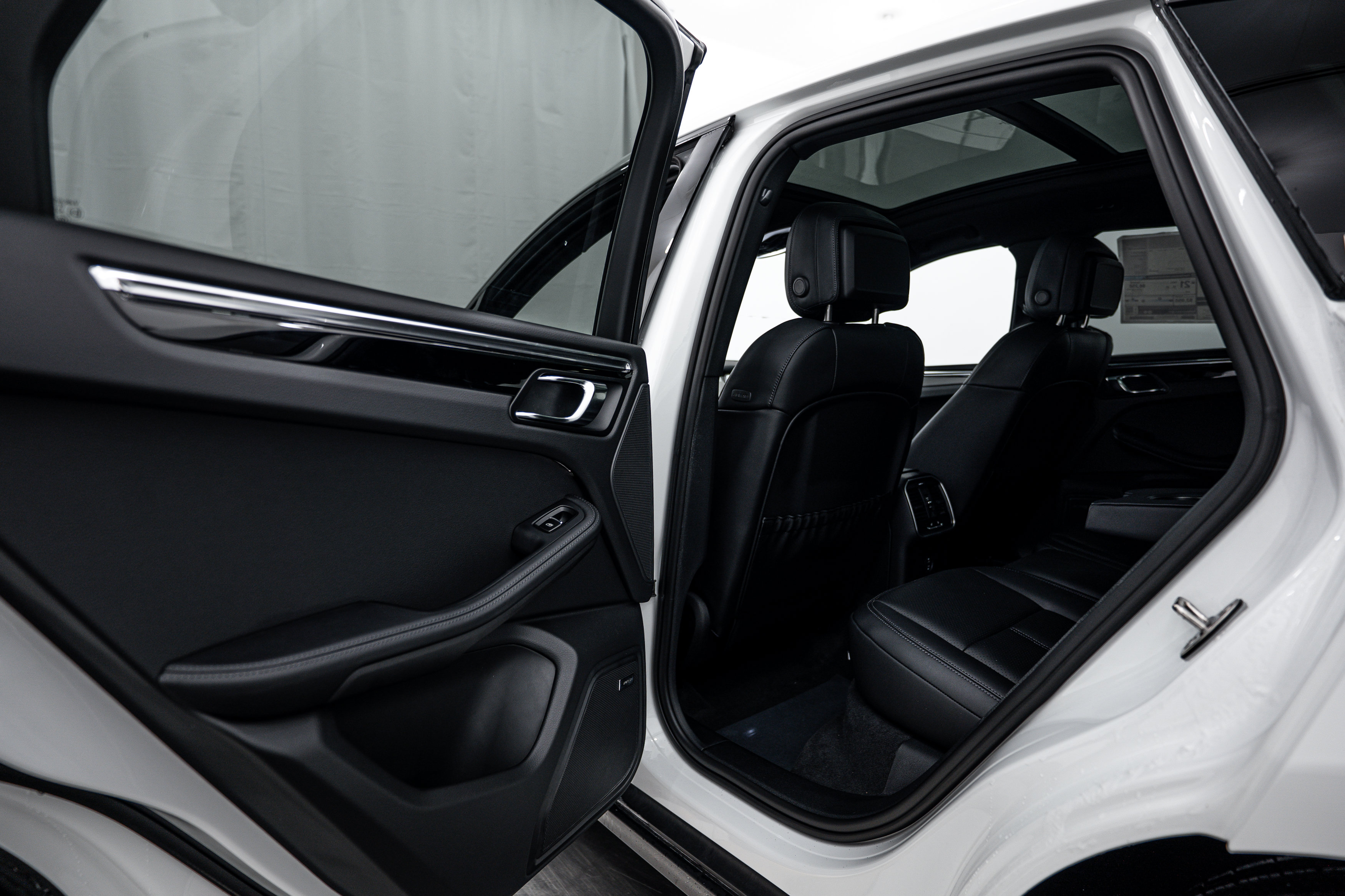 Certified 2026 Porsche Macan Turbo AWD/4WD image 20
