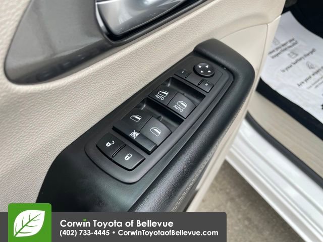 Used 2024 Chrysler Pacifica Touring-L image 11