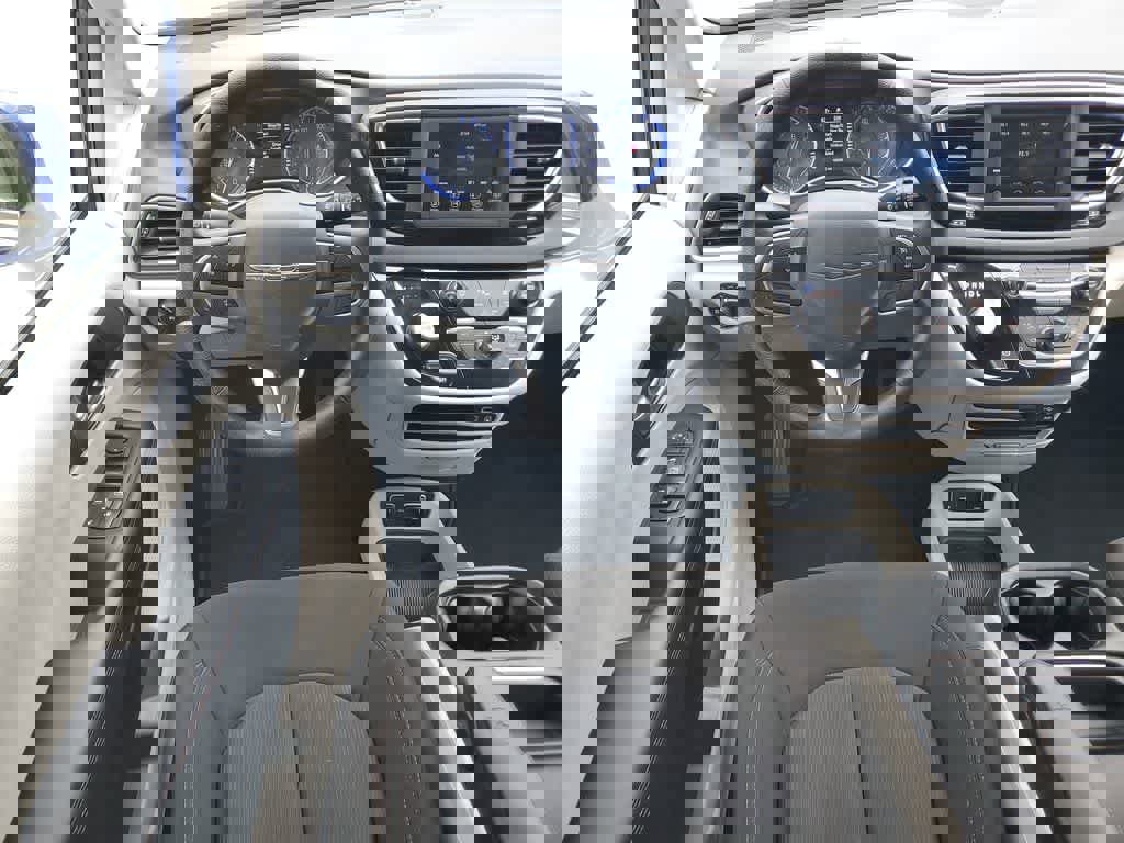 Used 2020 Chrysler Pacifica Touring w/ Tire & Wheel Group image 13