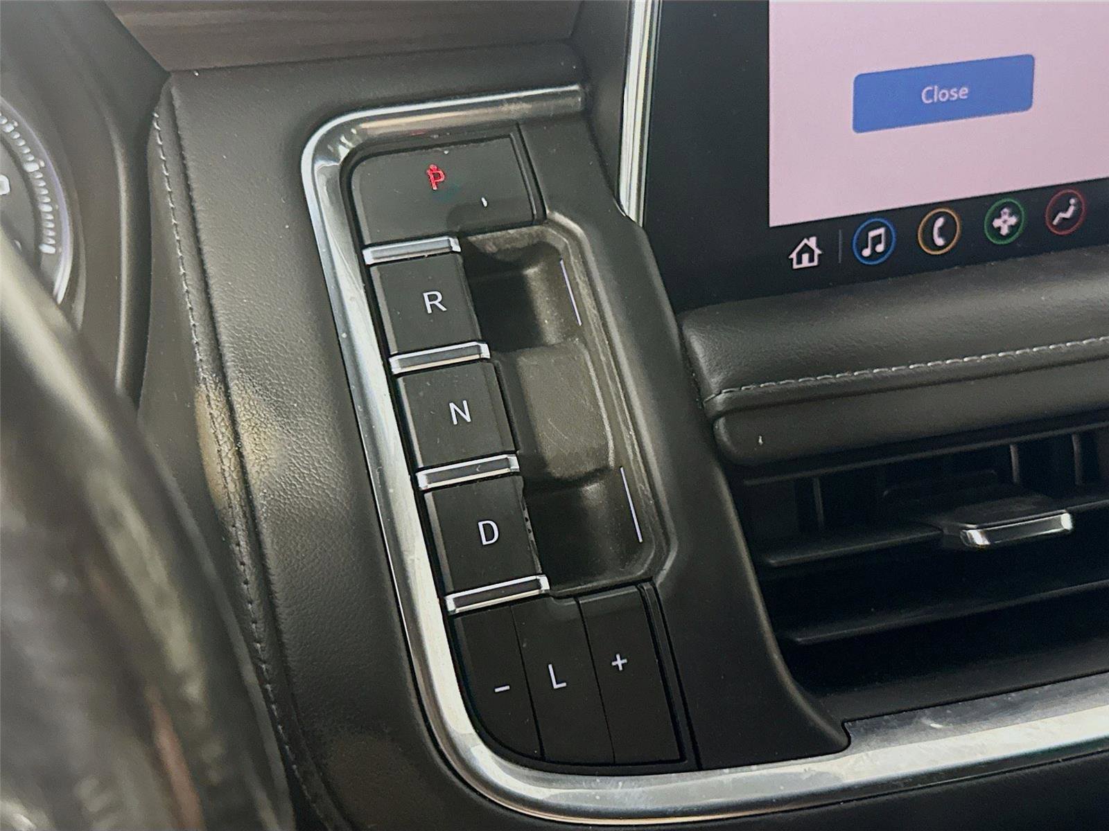 Used 2021 Chevrolet Tahoe Z71 w/ Luxury Package AWD/4WD image 14