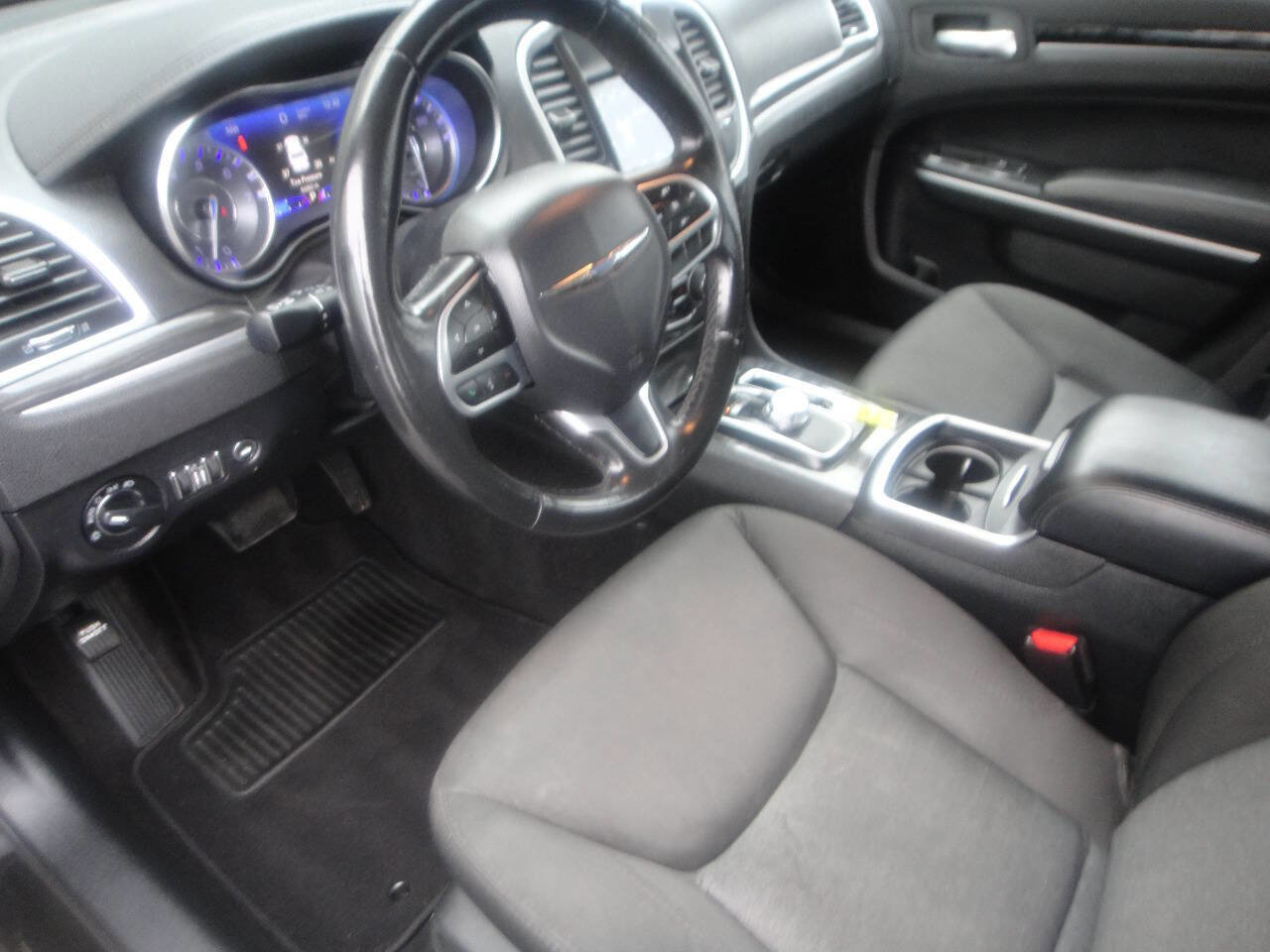 Used 2019 Chrysler 300 Touring w/ Sport Appearance Package image 7