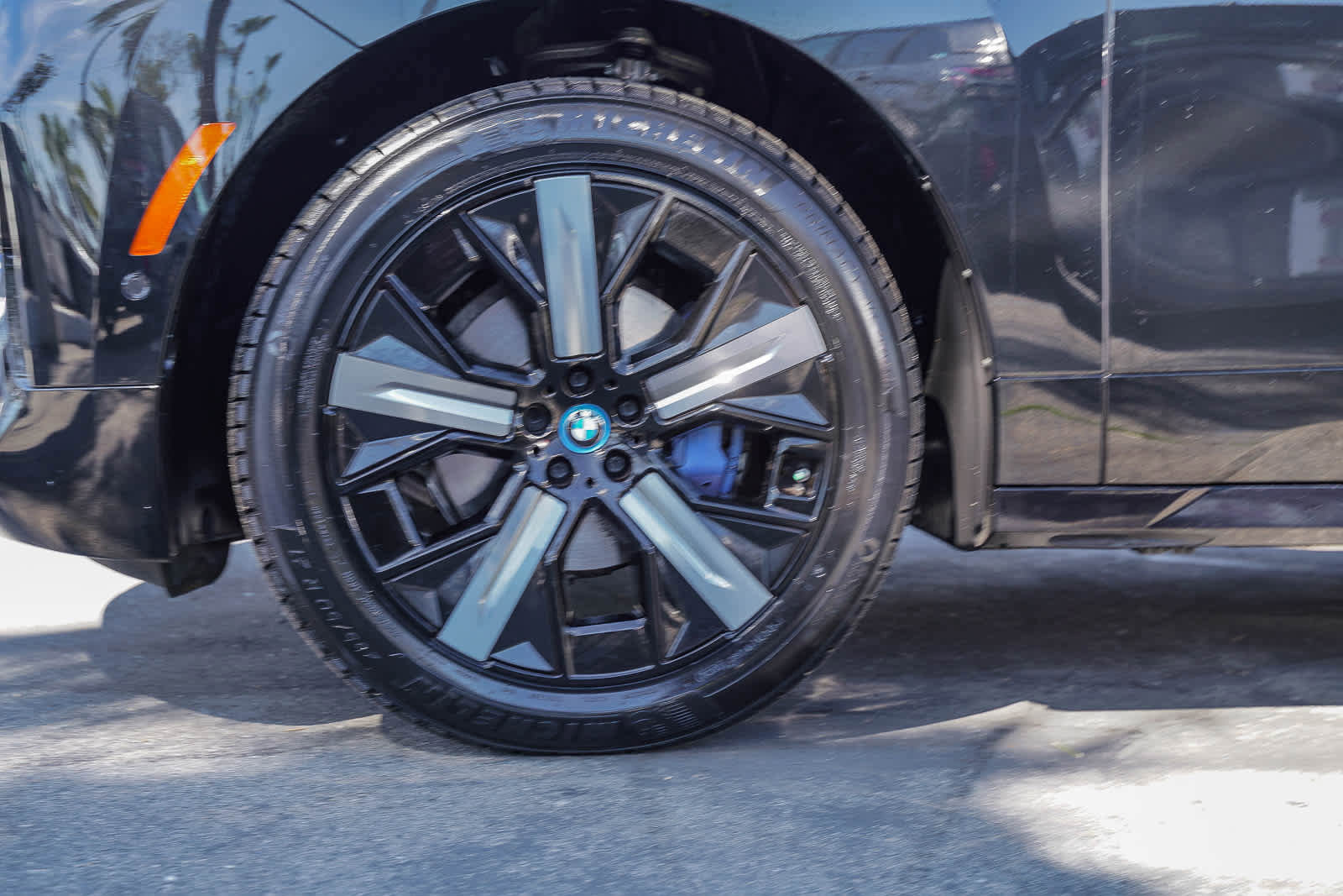 Used 2023 BMW iX xDrive50 w/ Sport Package image 9