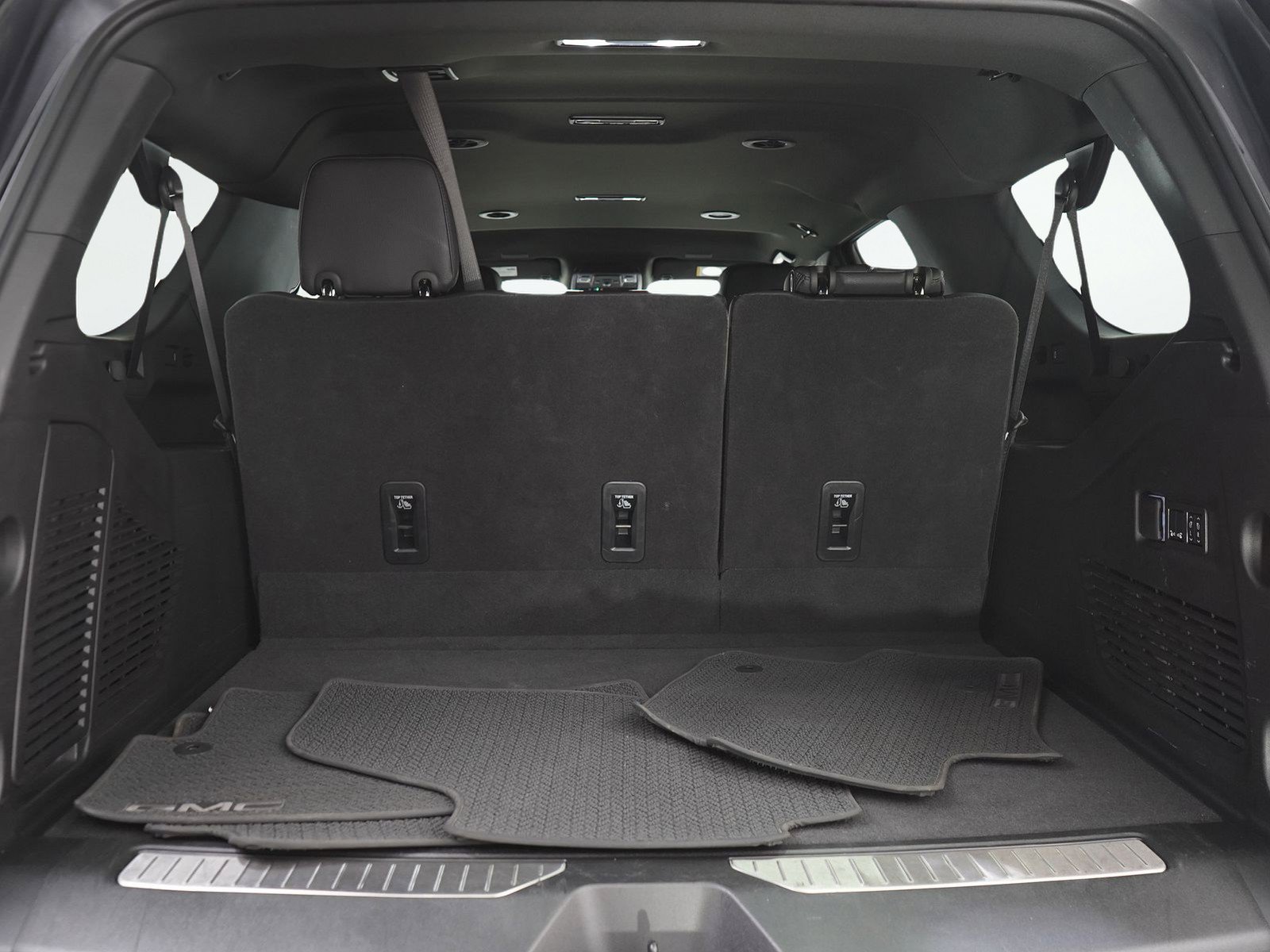 Used 2025 GMC Yukon XL Denali AWD/4WD image 9
