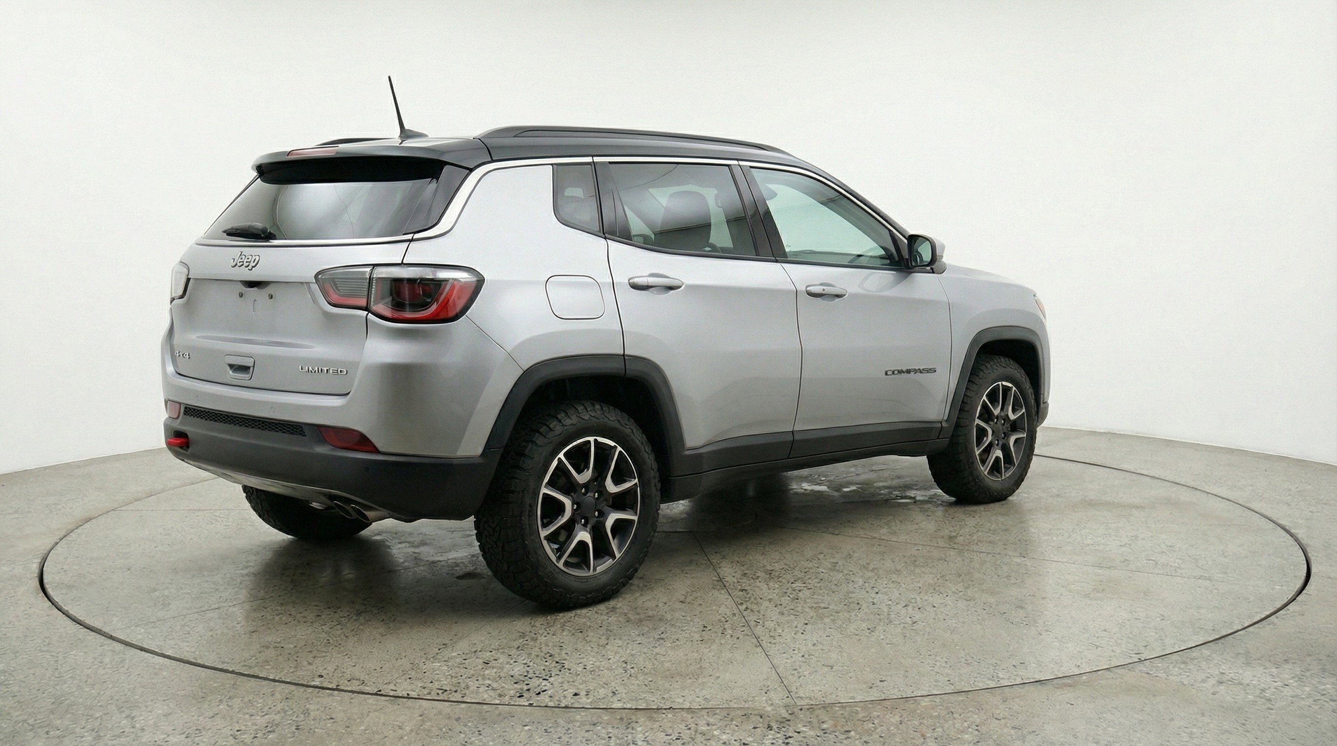 Used 2025 Jeep Compass Trailhawk image 9