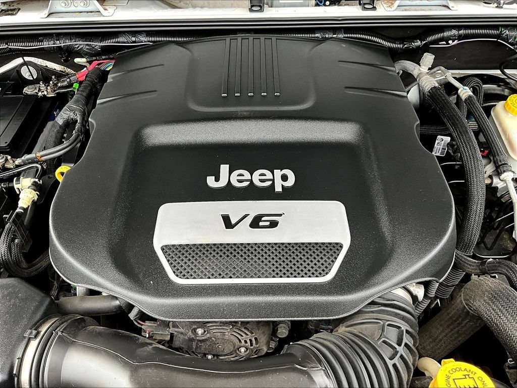 Used 2017 Jeep Wrangler Sahara w/ Connectivity Group AWD/4WD image 29