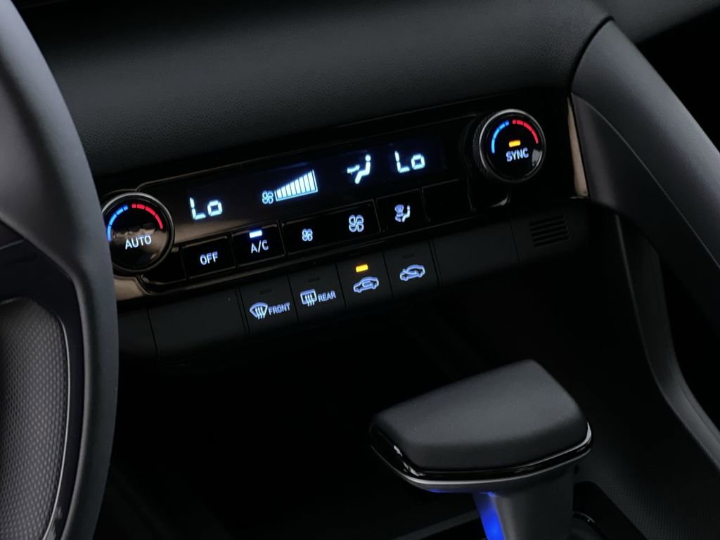 Used 2025 Hyundai Elantra Sport FWD image 21