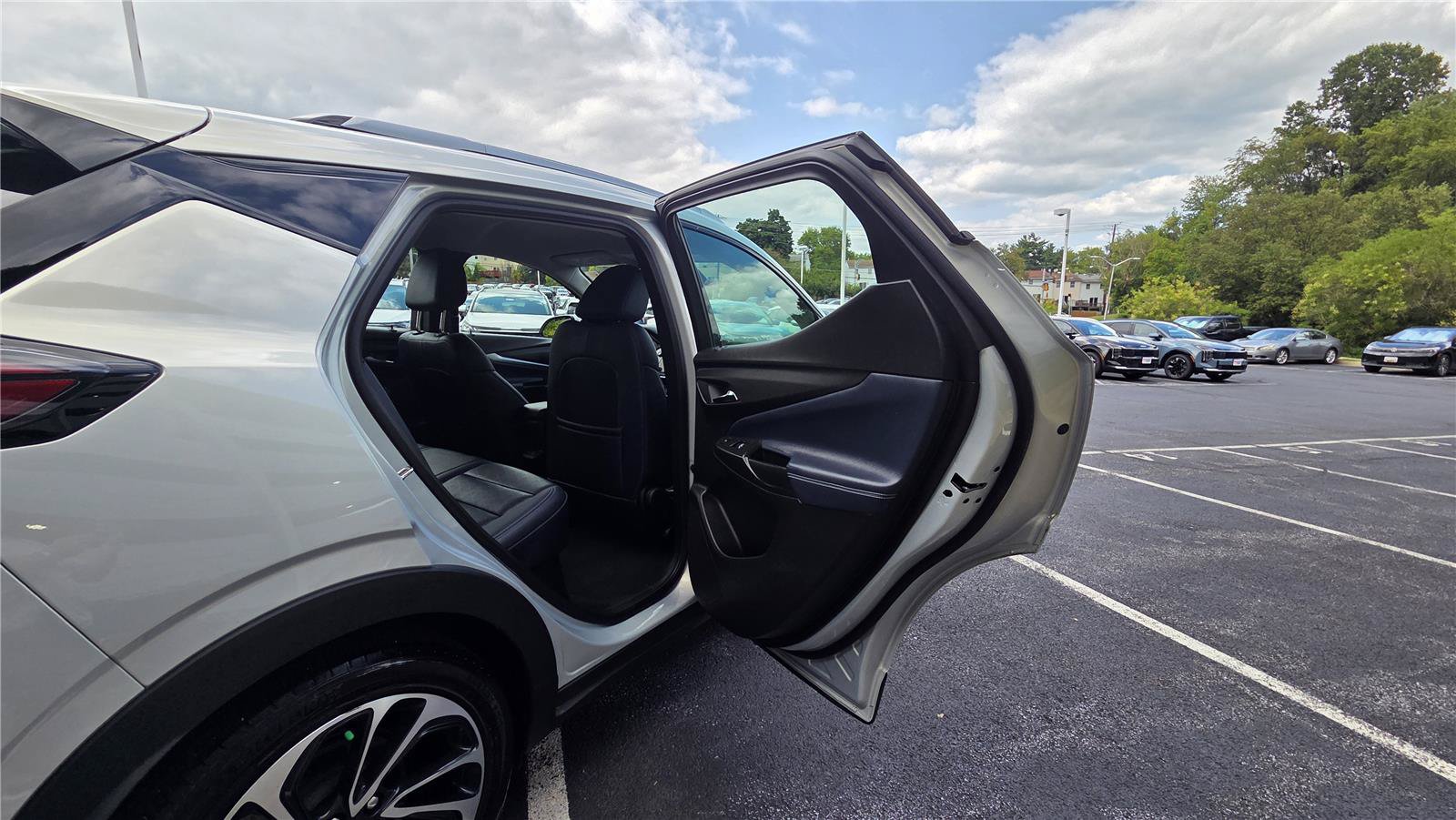 Used 2023 Chevrolet Bolt EUV Premier FWD image 32