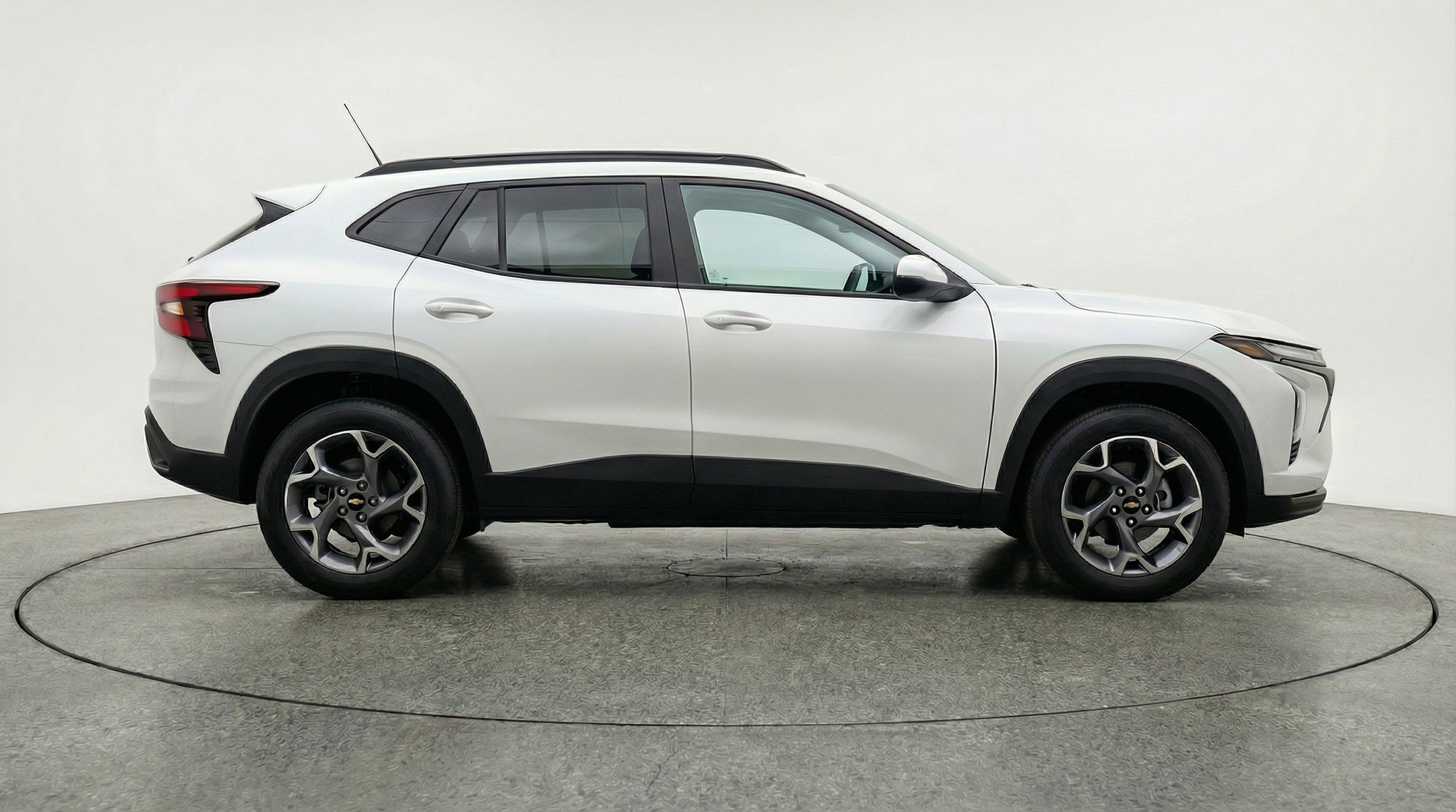Used 2025 Chevrolet Trax LT w/ LT Convenience Package FWD image 11