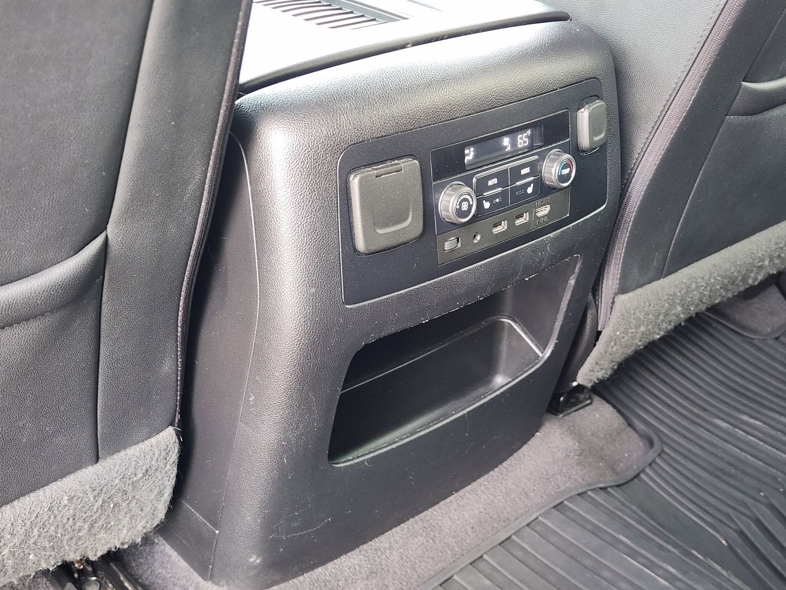 Used 2019 Chevrolet Suburban Premier image 35