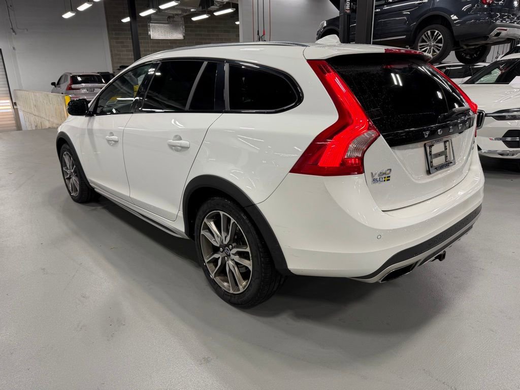 Used 2016 Volvo V60 T5 Cross Country image 2