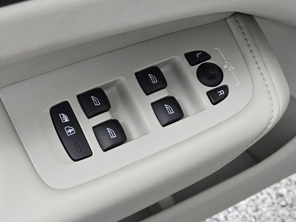 Used 2023 Volvo XC60 B5 Plus image 22