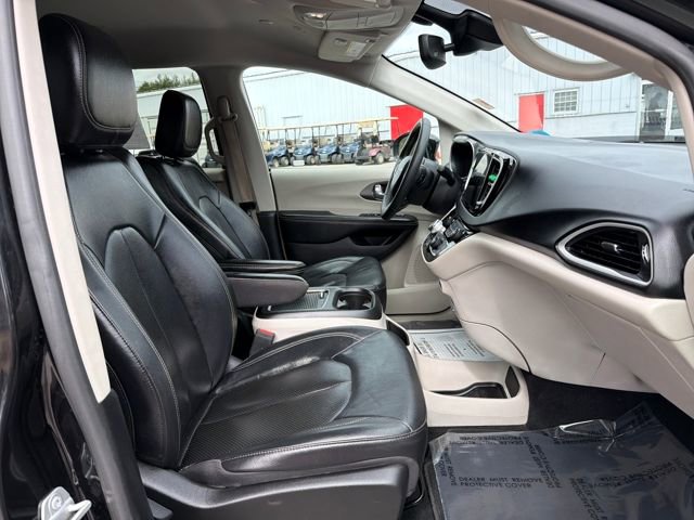 Used 2022 Chrysler Pacifica Touring-L FWD image 26