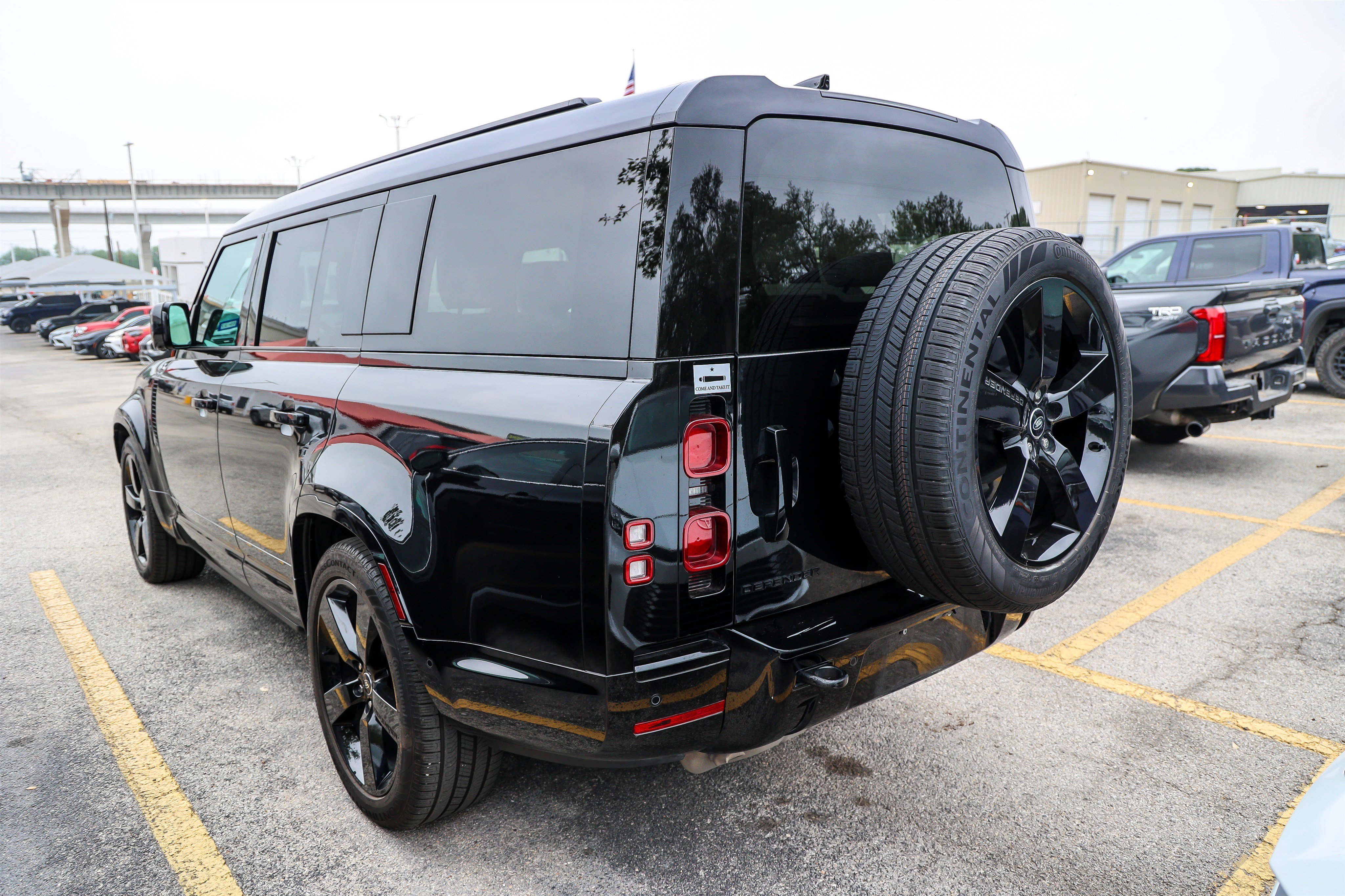 Used 2025 Land Rover Defender 130 X-Dynamic SE AWD/4WD image 10