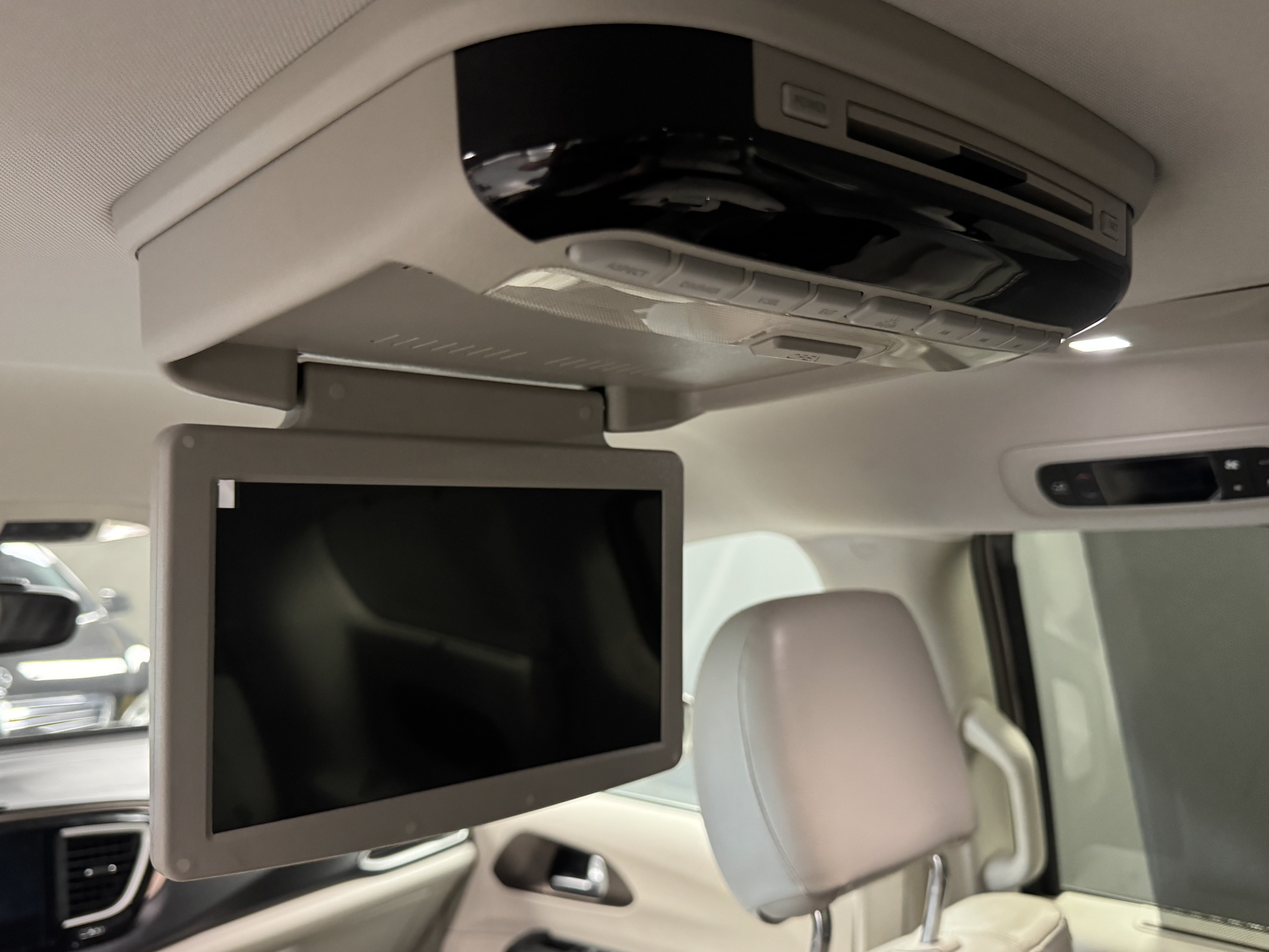 Used 2017 Chrysler Pacifica Touring-L FWD image 15