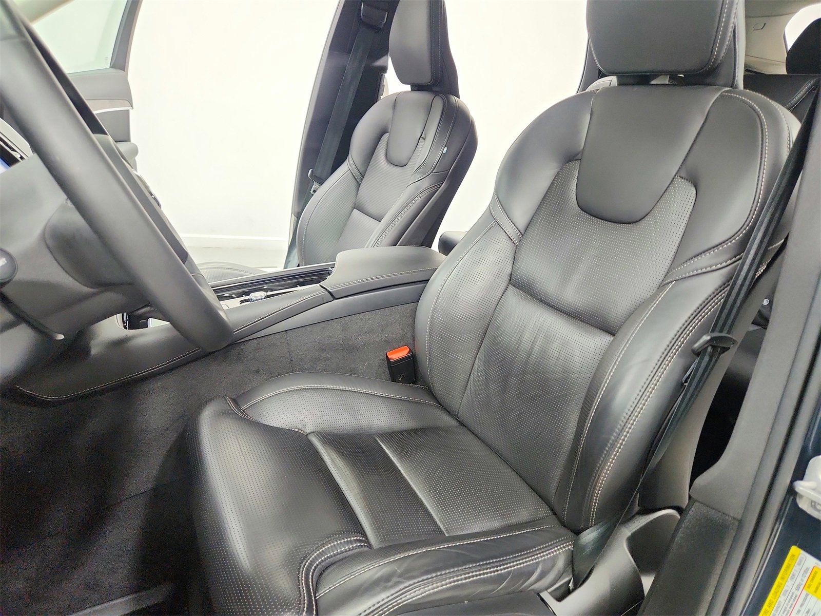 Used 2024 Volvo XC90 B6 Ultimate w/ Protection Package Premier image 19