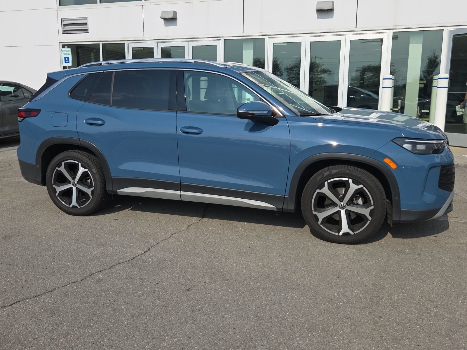 Certified 2026 Volkswagen Tiguan SE w/ Panoramic Sunroof Package FWD image 3