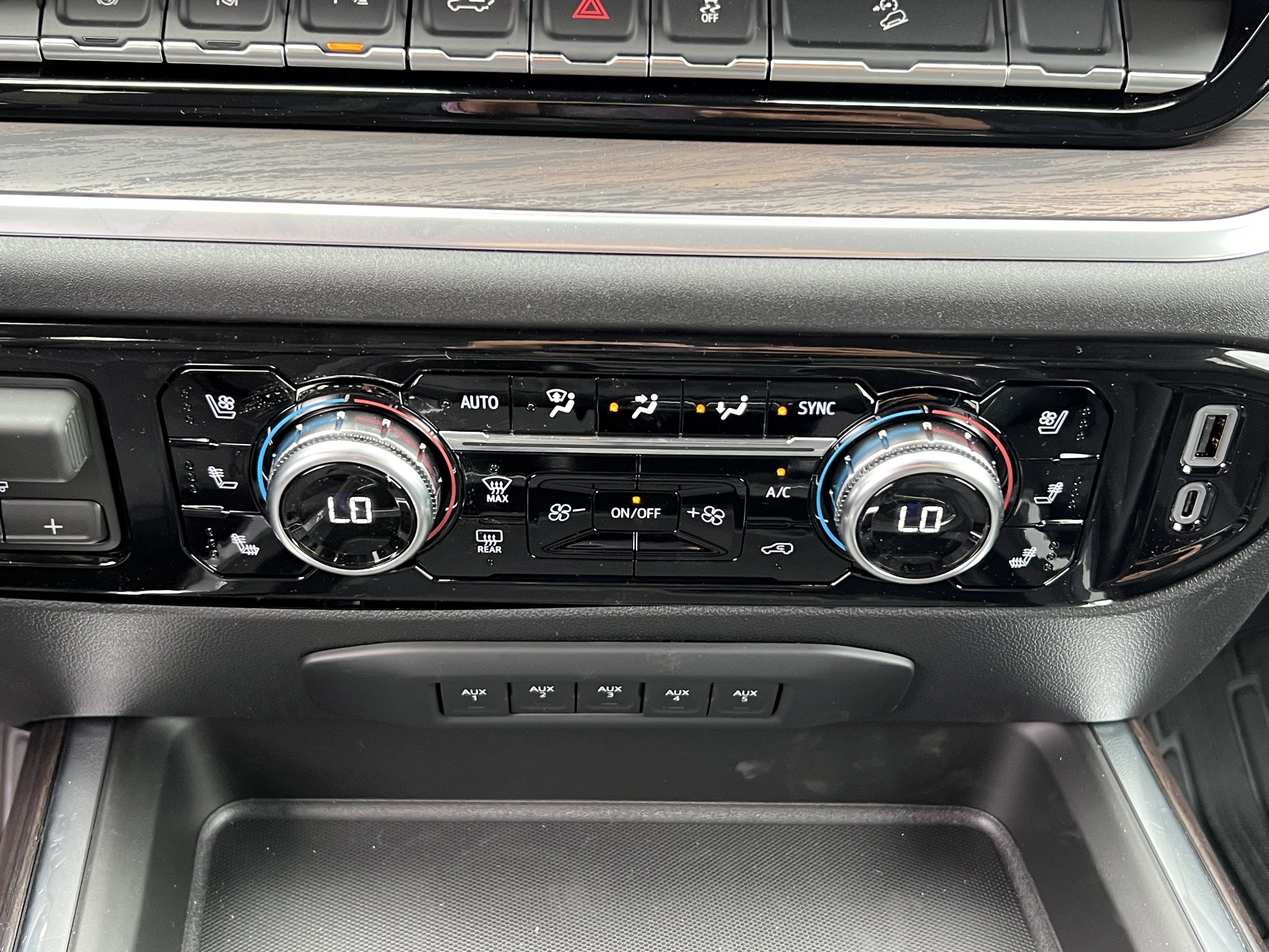 New 2026 GMC Sierra 2500 SLT w/ SLT Premium Package AWD/4WD image 29