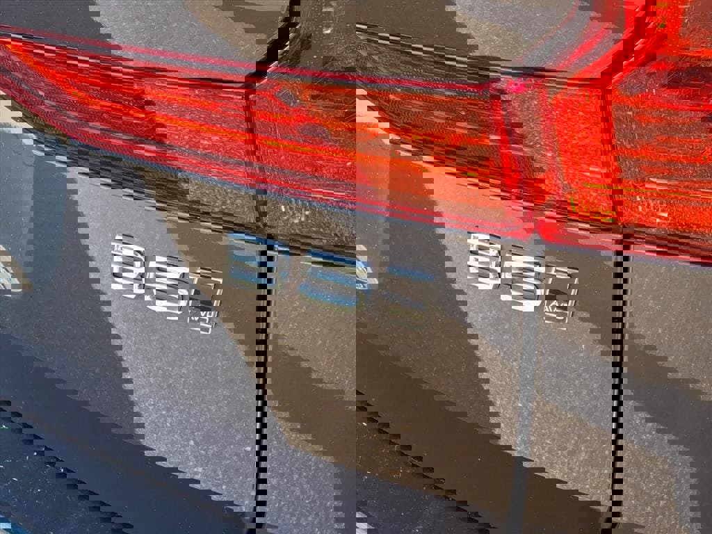 Certified 2025 Volvo XC60 B5 Plus image 6