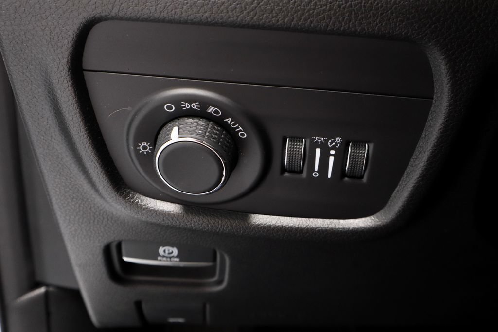 Used 2023 Jeep Grand Cherokee Altitude AWD/4WD image 27