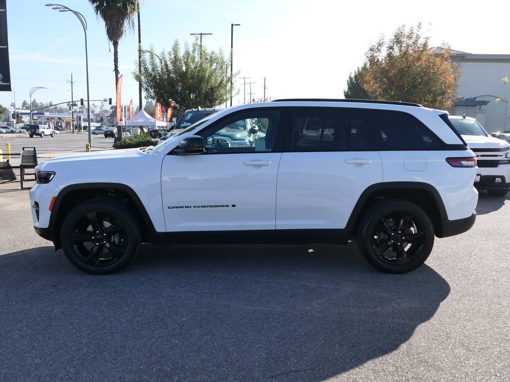 Used 2023 Jeep Grand Cherokee Altitude image 6
