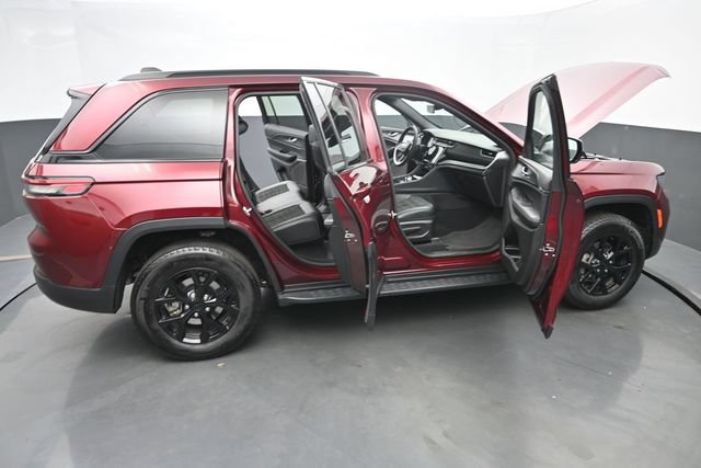 Used 2025 Jeep Grand Cherokee Altitude AWD/4WD image 43